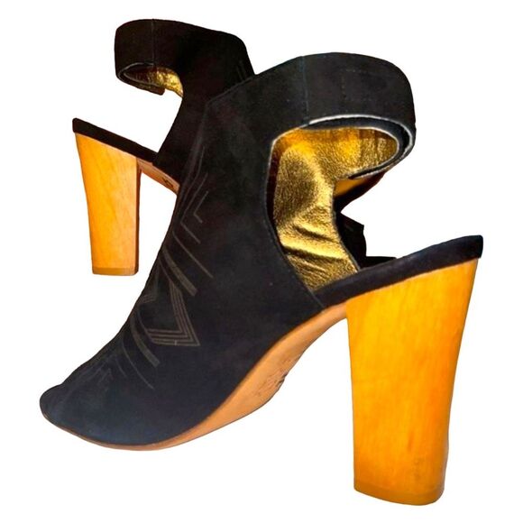 LIKE NEW! Cynthia Vincent Suede Booties​ - Picture 3 of 7